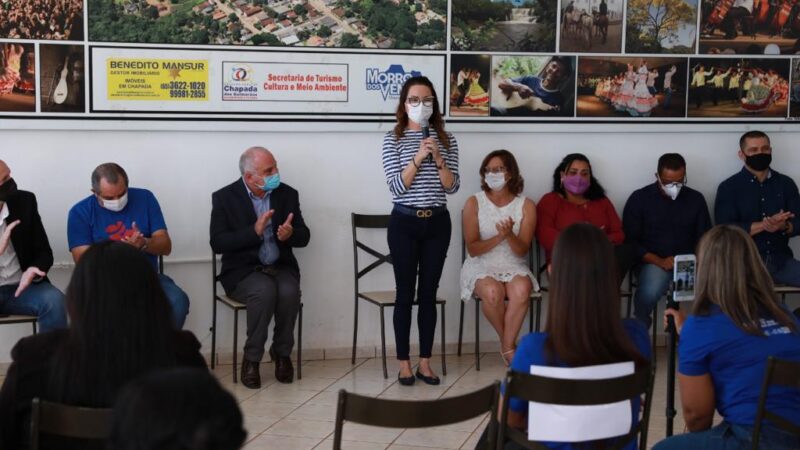 Primeira-dama entrega cestas básicas a guias de turismo de Chapada dos Guimarães