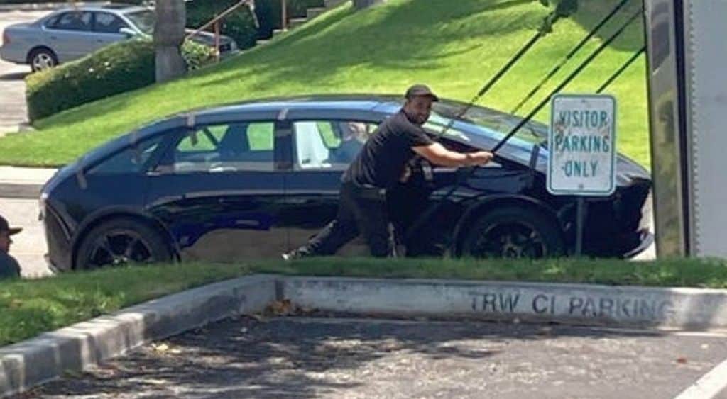 Canoo: startup americana tem sedã revelado em flagrante