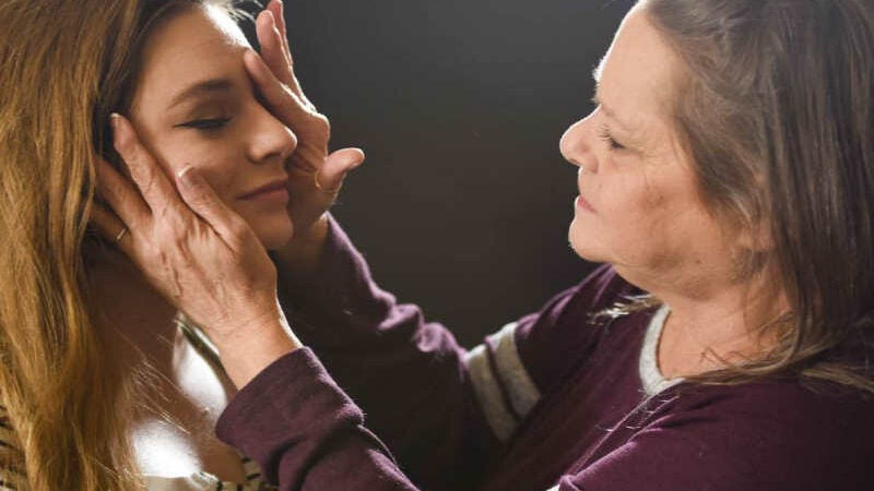 Mulher cega por 15 anos volta a enxergar e vê netos pela 1ª vez