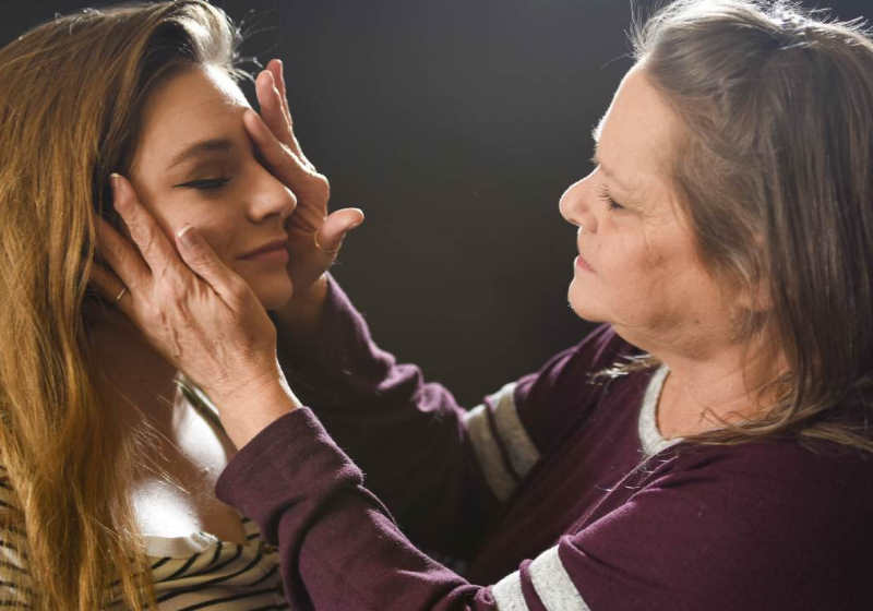 Mulher cega por 15 anos volta a enxergar e vê netos pela 1ª vez