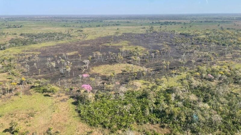 Corpo de Bombeiros atua para conter incêndio subterrâneo na Baía dos Guató