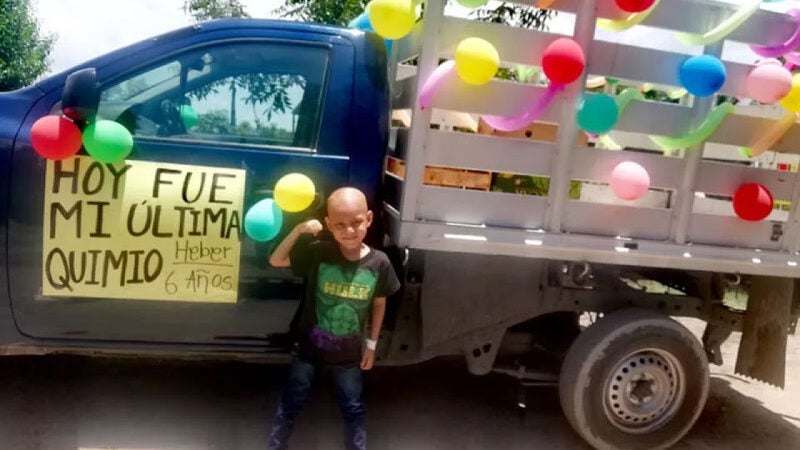 Menino de 6 anos vence câncer e comemora na web: ‘Última quimio’