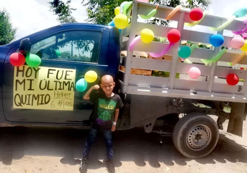 Menino de 6 anos vence câncer e comemora na web: ‘Última quimio’