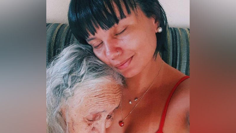 Amor de neta que cuida da avó desde início do Alzheimer viraliza