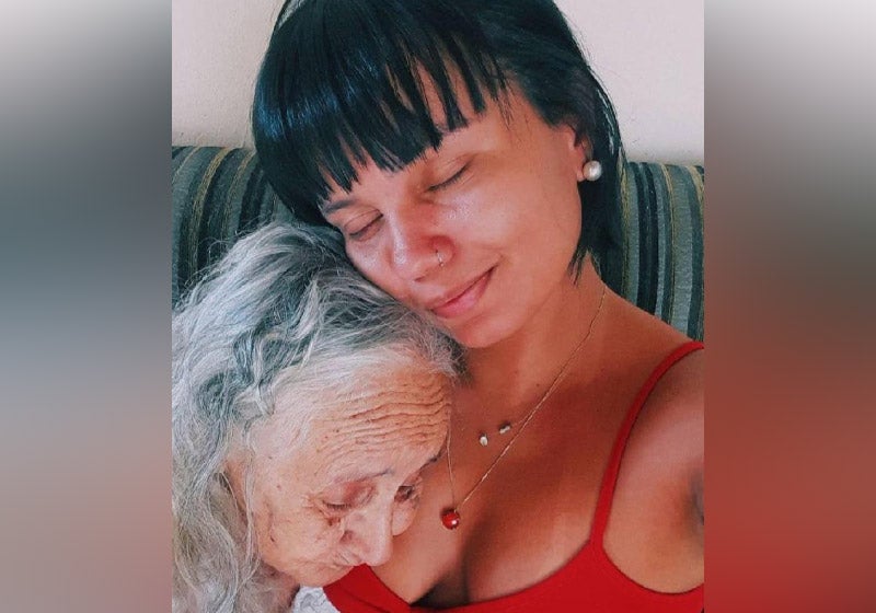 Amor de neta que cuida da avó desde início do Alzheimer viraliza