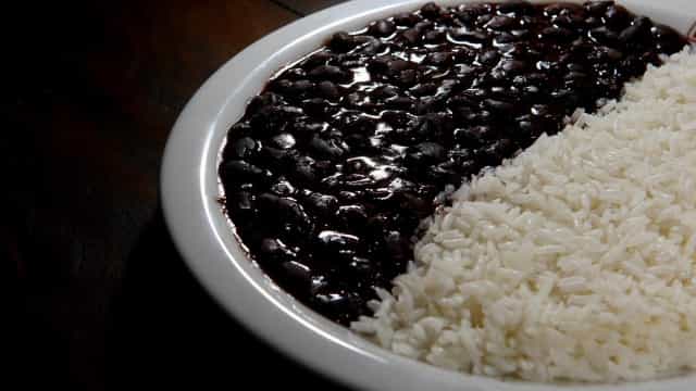 Inflação e desemprego afetam até o básico feijão com arroz na pandemia
