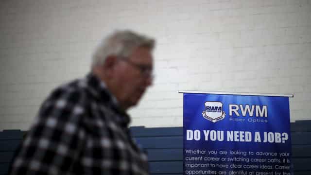 Pedidos de auxílio-desemprego nos EUA caem 24 mil na semana, a 400 mil