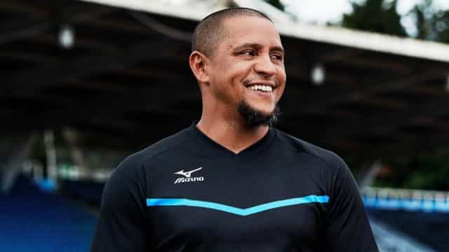 Ex-jogador Roberto Carlos pede R$ 20 mil de Antônia Fontenelle e exclusão de vídeo