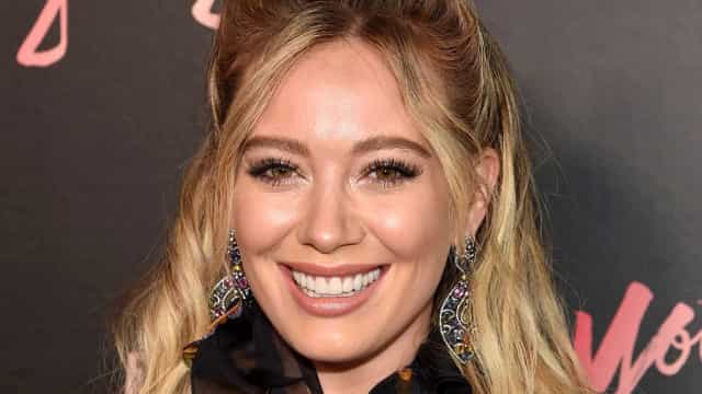 Acidentalmente, Hilary Duff fica com o cabelo verde durante o banho
