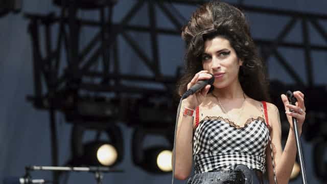 Amy Winehouse mantinha jukebox carregada de rock em pub que proibia drogas