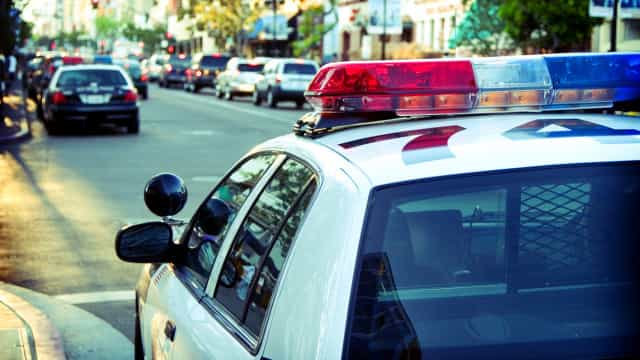 Mulher é detida após trancar a filha autista em uma jaula