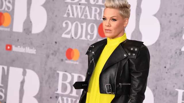 Pink quer pagar multa das atletas que se recusaram a jogar de biquíni