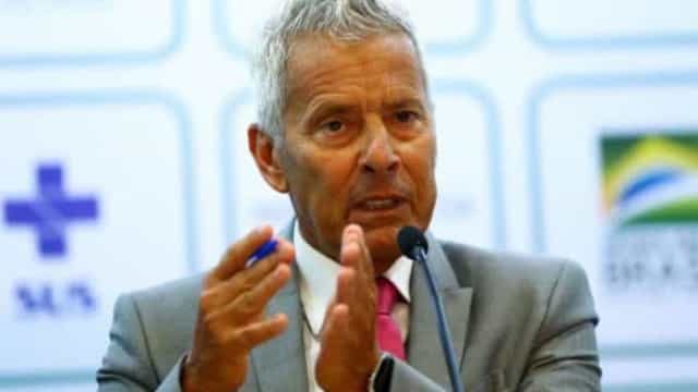 Antecipar 2ª dose pode atrasar vacinação por idade, diz João Gabbardo