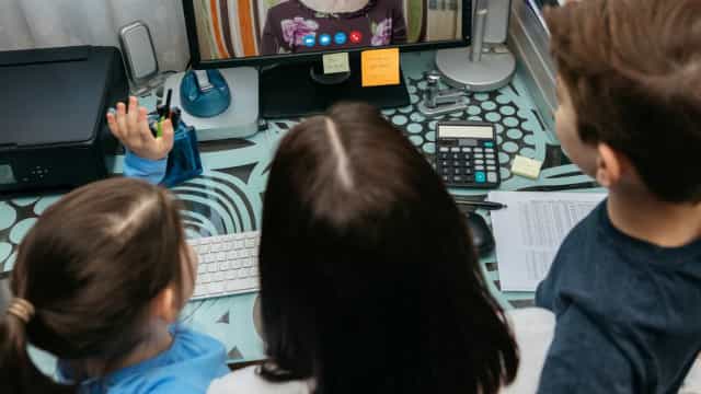 Governo Bolsonaro briga na Justiça para não dar internet a alunos de escola pública