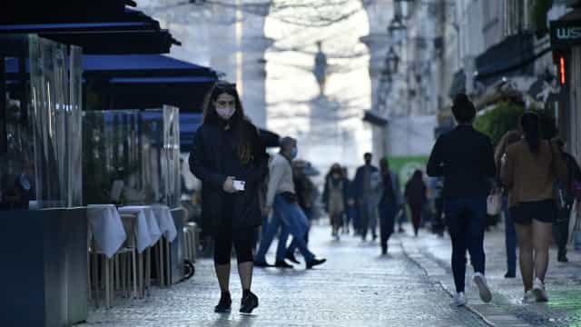 Vacina e passe para entrar em bar viram armas contra variante na Europa