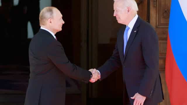 Biden acusa Rússia de querer interferir nas eleições americanas de 2022