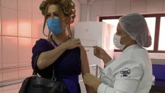 Vestido de Dona Hermínia, maquiador homenageia Paulo Gustavo ao tomar vacina