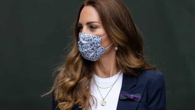 Kate Middleton entra em isolamento após contato com caso positivo