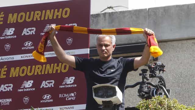 Mourinho chega a Roma com recepção festiva dos torcedores no aeroporto