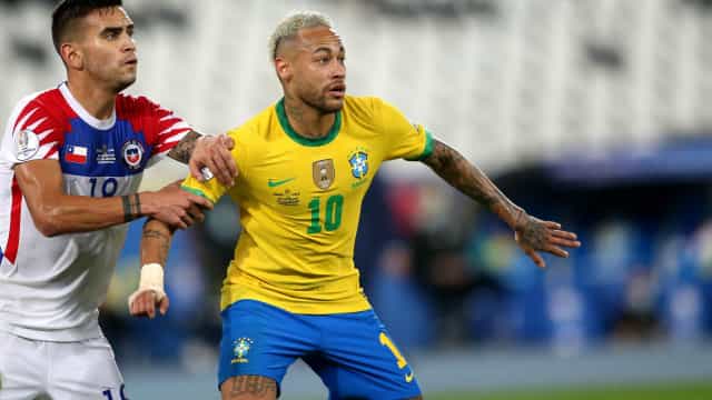 Brasil sofre para vencer Chile e enfrenta Peru, contra quem gosta de marcar