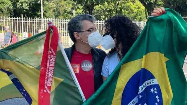 Paulo Betti pede Dadá Coelho em casamento durante manifestação