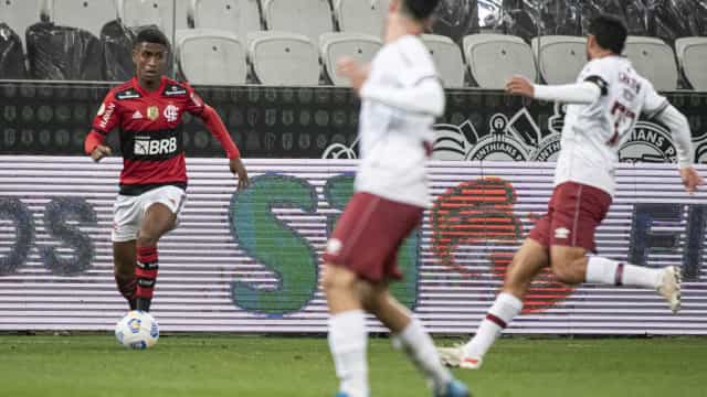 Em São Paulo, Fluminense usa contra-ataque e vence o Flamengo com gol no final