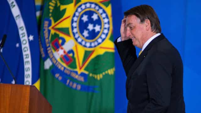 Bolsonaro prorroga auxílio emergencial por mais três meses, até outubro