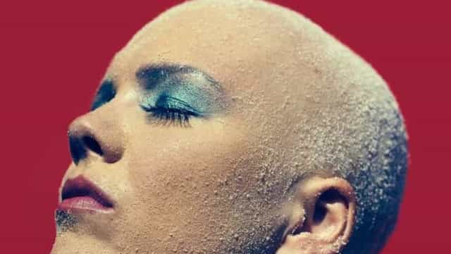 Modelo com alopécia é eliminada do Big Brother americano após pegar Covid