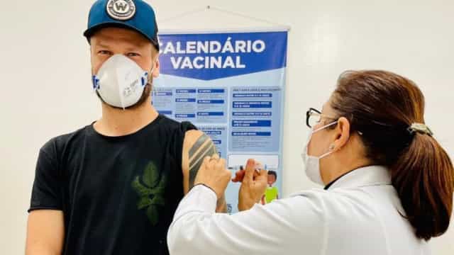 Rodrigo Hilbert se vacina e vira alvo de piadas