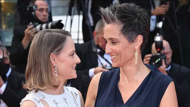 Jodie Foster e a mulher trocam beijo apaixonado no Festival de Cannes