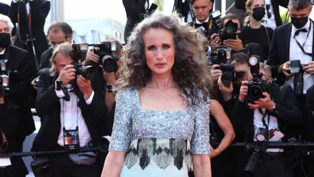 Aos 63 anos, Andie MacDowell assume cabelos brancos no Festival de Cannes