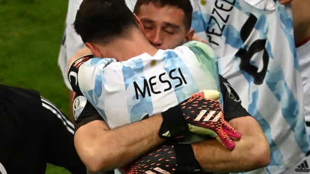 Goleiro argentino provoca, defende 3 pênaltis e é elogiado por Messi: ‘Fenômeno’