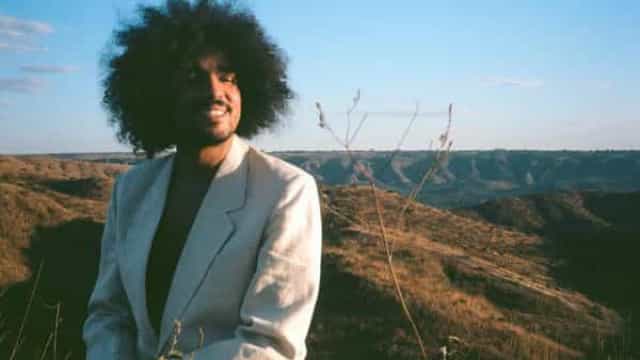 Pedro Alex, filho do vocalista do Natiruts, lança álbum além do ‘good vibes’