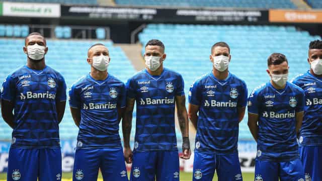 Douglas Costa assume culpa por má fase do Grêmio e elogia Felipão