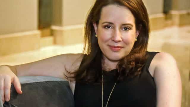 Pai e irmã de autora de ‘Bridgerton’ morrem em acidente de carro