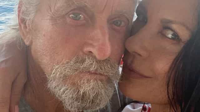 Beijos apaixonados de Catherine Zeta-Jones e Michael Douglas encantam fãs