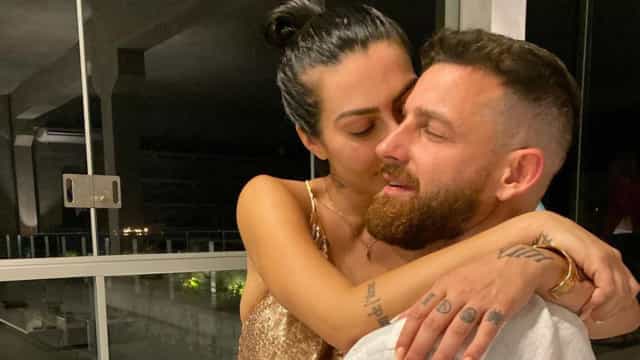 Cleo se casa com empresário com apenas duas testemunhas para evitar aglomeração