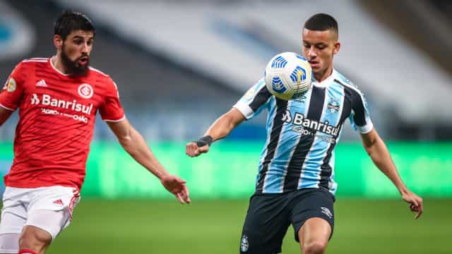 Sem gols e em crise, Grêmio e Inter empatam em clássico morno