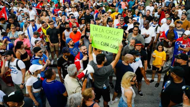 Cuba evoca velhas narrativas, e Biden se alinha mais a Trump do que a Obama