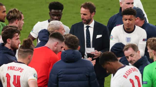 Rashford, Sancho e Saka, da Inglaterra, sofrem ataques racistas após vice da Euro