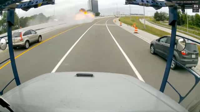 Caminhão com tanque de combustível sai da rodovia e explode