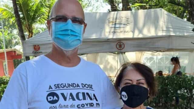 Casal é impedido de se vacinar com camisa contra Bolsonaro no Rio