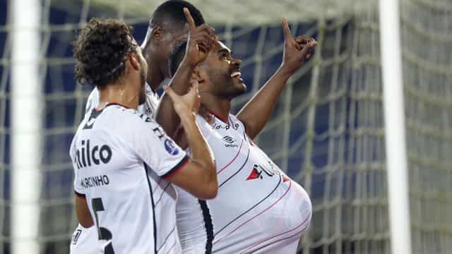 Com o VAR, Athletico-PR vence o América em Cali e larga na frente nas oitavas