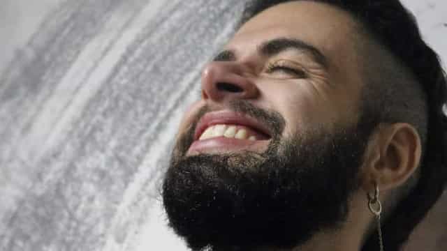 ‘Cena do beijo é ato de resistência’, diz ator trans de ‘Salve-se Quem Puder’