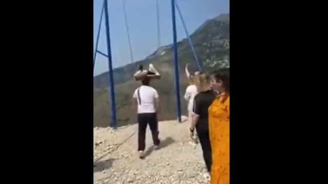 Turistas caem de falésia após balanço em que andavam arrebentar