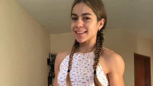 Influencer de fitness morre aos 23 anos após operação plástica