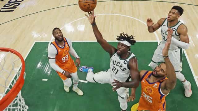 Bucks vencem Suns em casa e empatam por 2 a 2 a série final da NBA