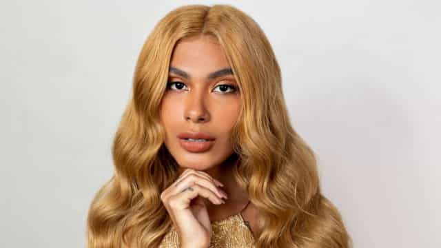 Pocah muda o visual e fica loira