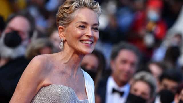 Sharon Stone é ameaçada de demissão por exigir atuar só com vacinados