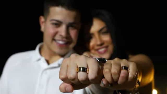 MC Jottapê faz surpesa e pede namorada em casamento